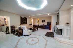 Villa | Coin séjour | Télévision à écran plat, cheminée, console de jeux vidéo