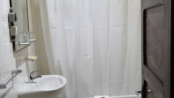 Tina con regadera, tina profunda, amenidades de baño gratuitas