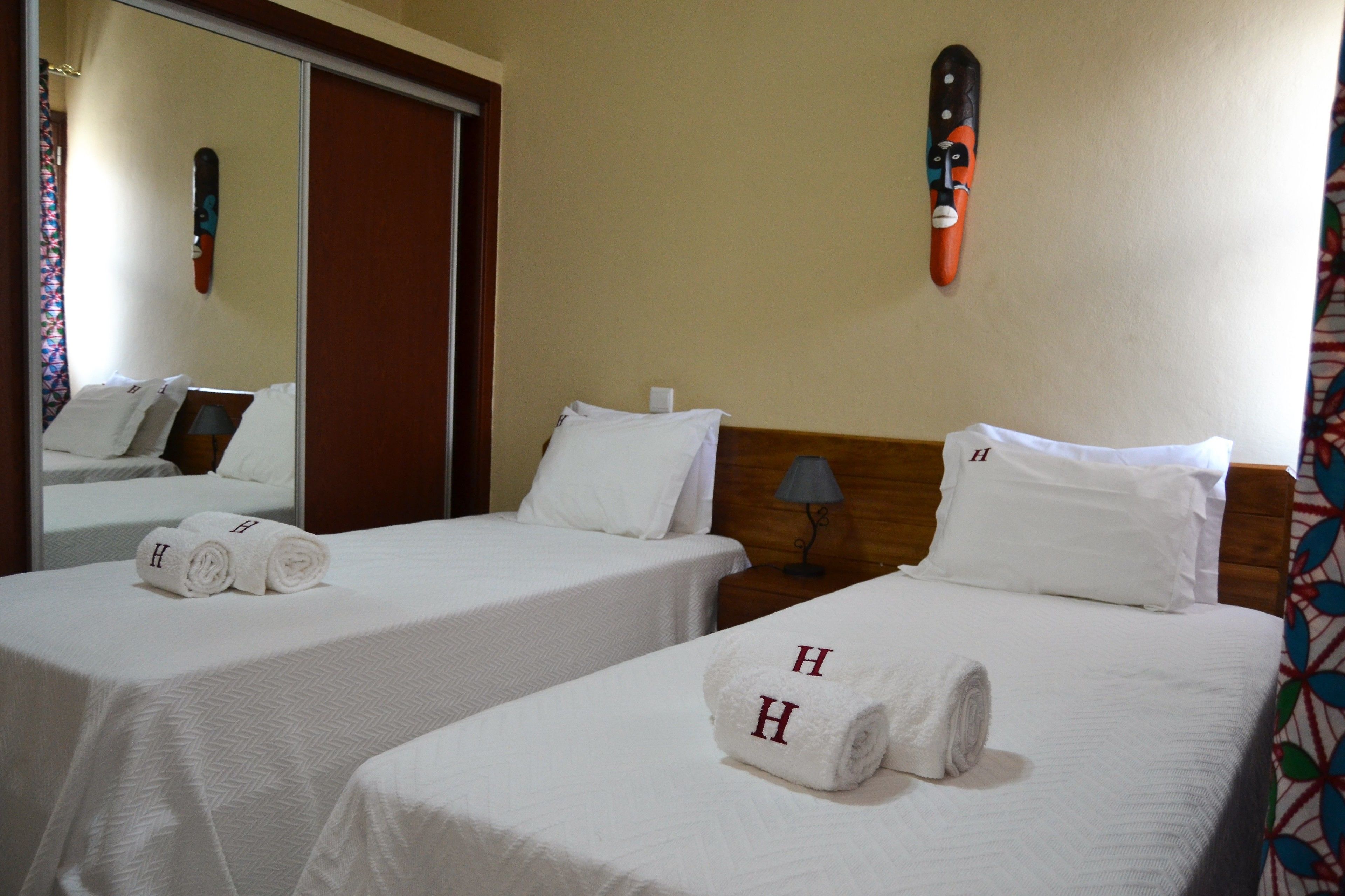 Minibar, escritorio y espacio para trabajar con laptop 