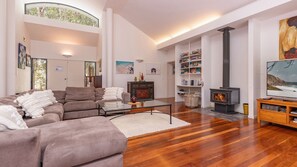 Téléviseur, foyer, lecteur de DVD