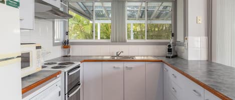 Køleskab, mikrobølgeovn, ovn, kogeplade