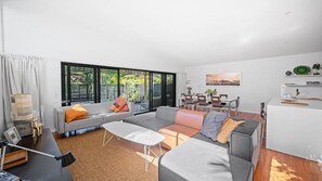 TV - Bessou - Elizabeth Beach Holiday (Elizabeth Beach)