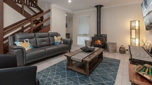 Ein Wohnzimmer mit einer Couch, einem Couchtisch und einem Kamin.