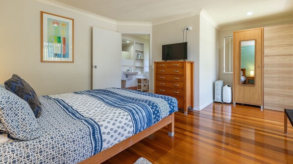 3 habitaciones y tabla de planchar con plancha 