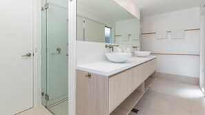 Douche, sèche-cheveux