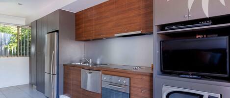 冷蔵庫、電子レンジ、オーブン、コンロ