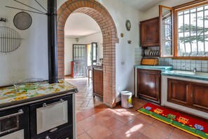 Villa, 3 chambres | Cuisine privée | Grand réfrigérateur, micro-ondes, four, plaque de cuisson