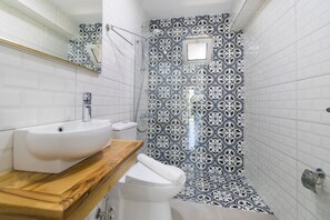 Chambre quadruple | Salle de bain | Douche, douche cascade, séchoir à cheveux, pantoufles