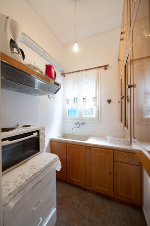 Casa tradicional, vista al mar | Cocina privada | Refrigerador, horno, parrilla de estufa y cafetera y tetera