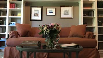 Smart TV, Netflix, books, streaming services