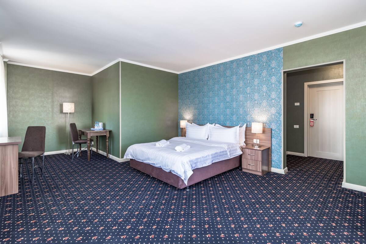 Superior-Doppelzimmer, Stadtblick | Zimmersafe, Schreibtisch, schallisolierte Zimmer, Zustellbetten