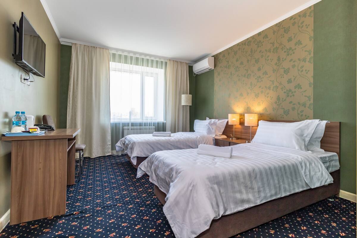 Standard-Zweibettzimmer | Zimmersafe, Schreibtisch, schallisolierte Zimmer, Zustellbetten