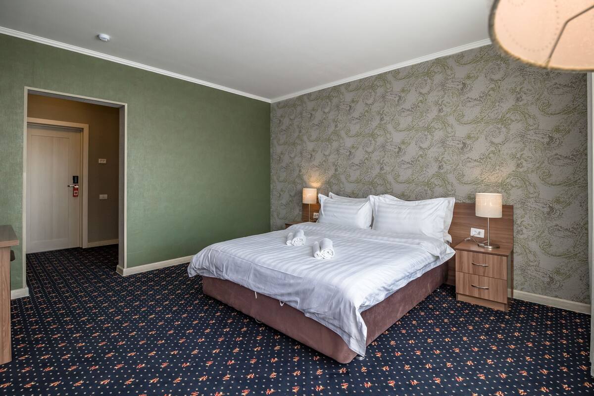 Junior-Suite, Stadtblick | Zimmersafe, Schreibtisch, schallisolierte Zimmer, Zustellbetten