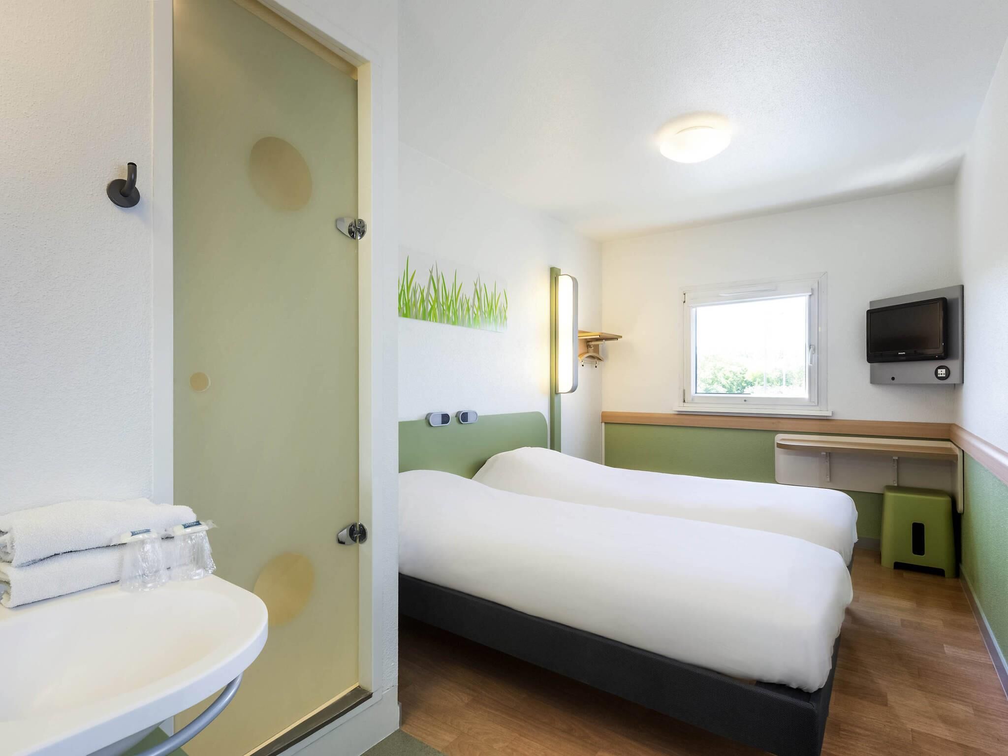 Kamar Twin, 2 Tempat Tidur Twin | Meja kerja, kedap suara, Wi-Fi gratis, dan seprai linen