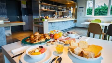 Tägliches Frühstücksbuffet (9.90 EUR pro Person)