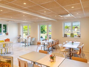 朝食 (ビュッフェ)、毎日提供 (1 名様 9.90 EUR)