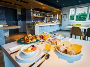 Daily buffet breakfast for a fee