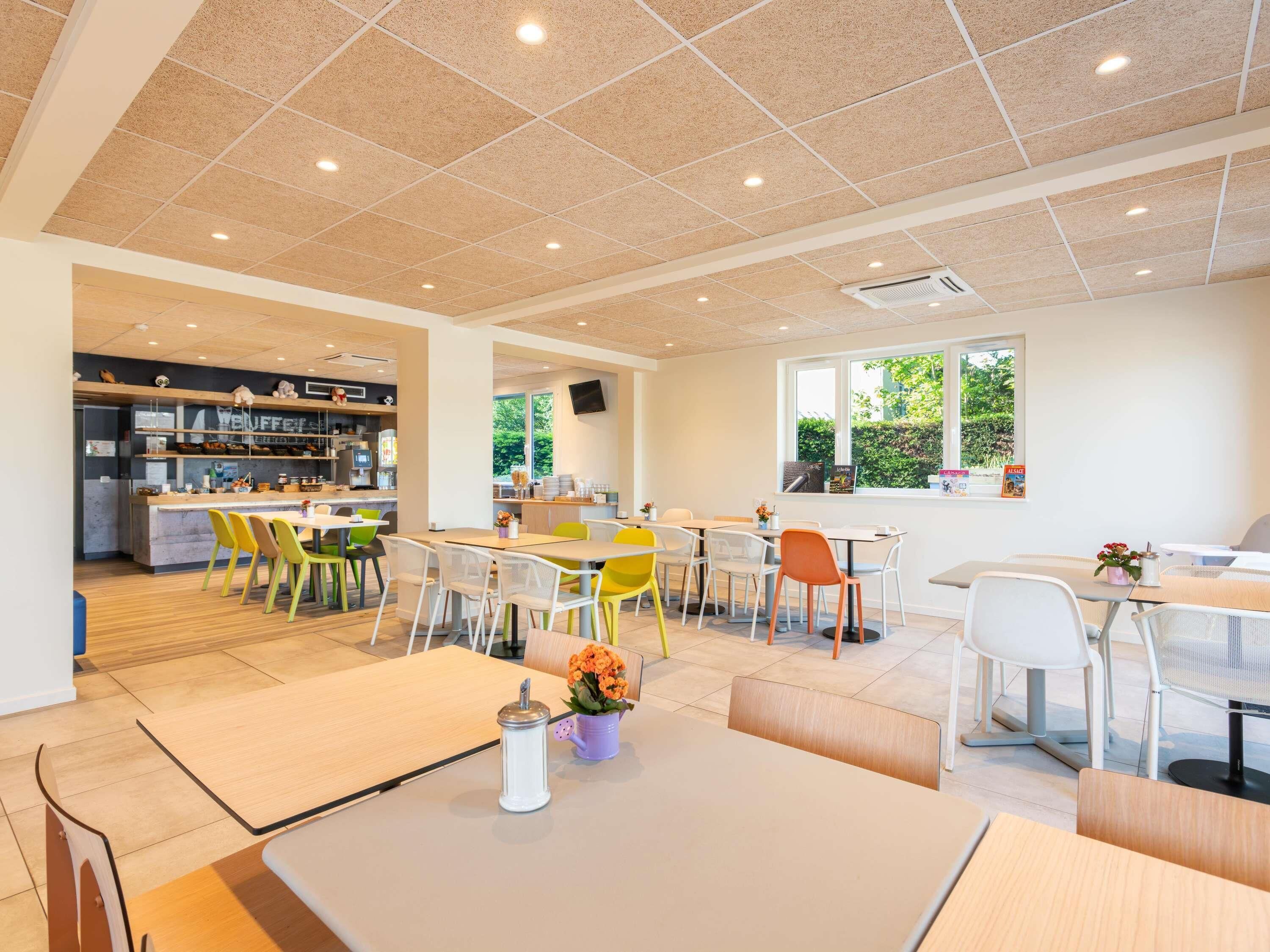 Petit déjeuner buffet (9.90 EUR par personne)