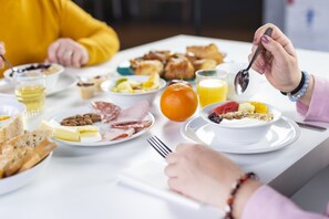 Desayuno buffet diario (EUR 9.90 por persona)