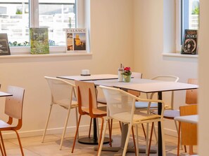 Desayuno buffet (EUR 9.90 por persona) 