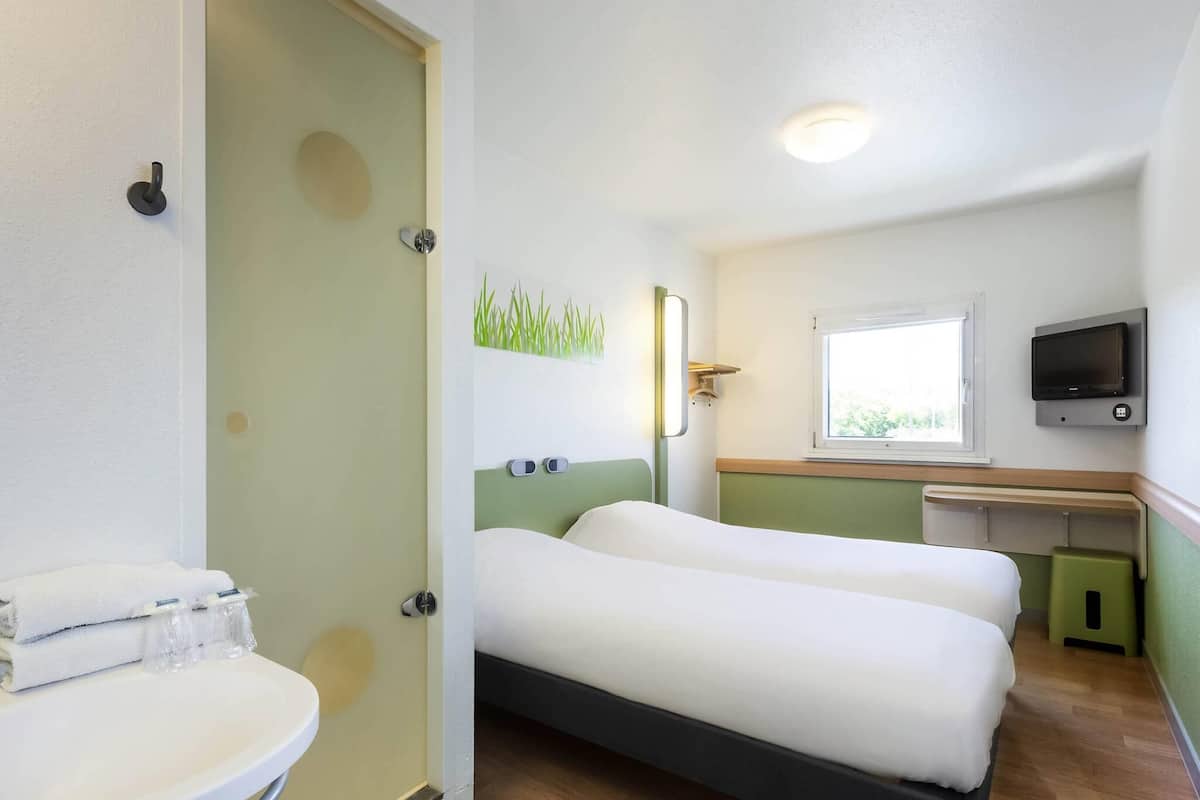 ツインルーム シングルベッド 2 台 | デスク、防音設備、WiFi (無料)、ベッドシーツ