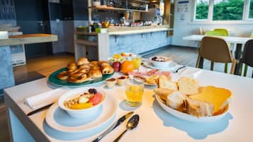 Daily buffet breakfast for a fee