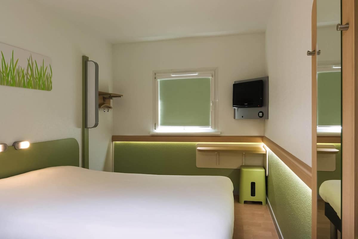 Escritorio, sistema de insonorización, wifi gratis y ropa de cama