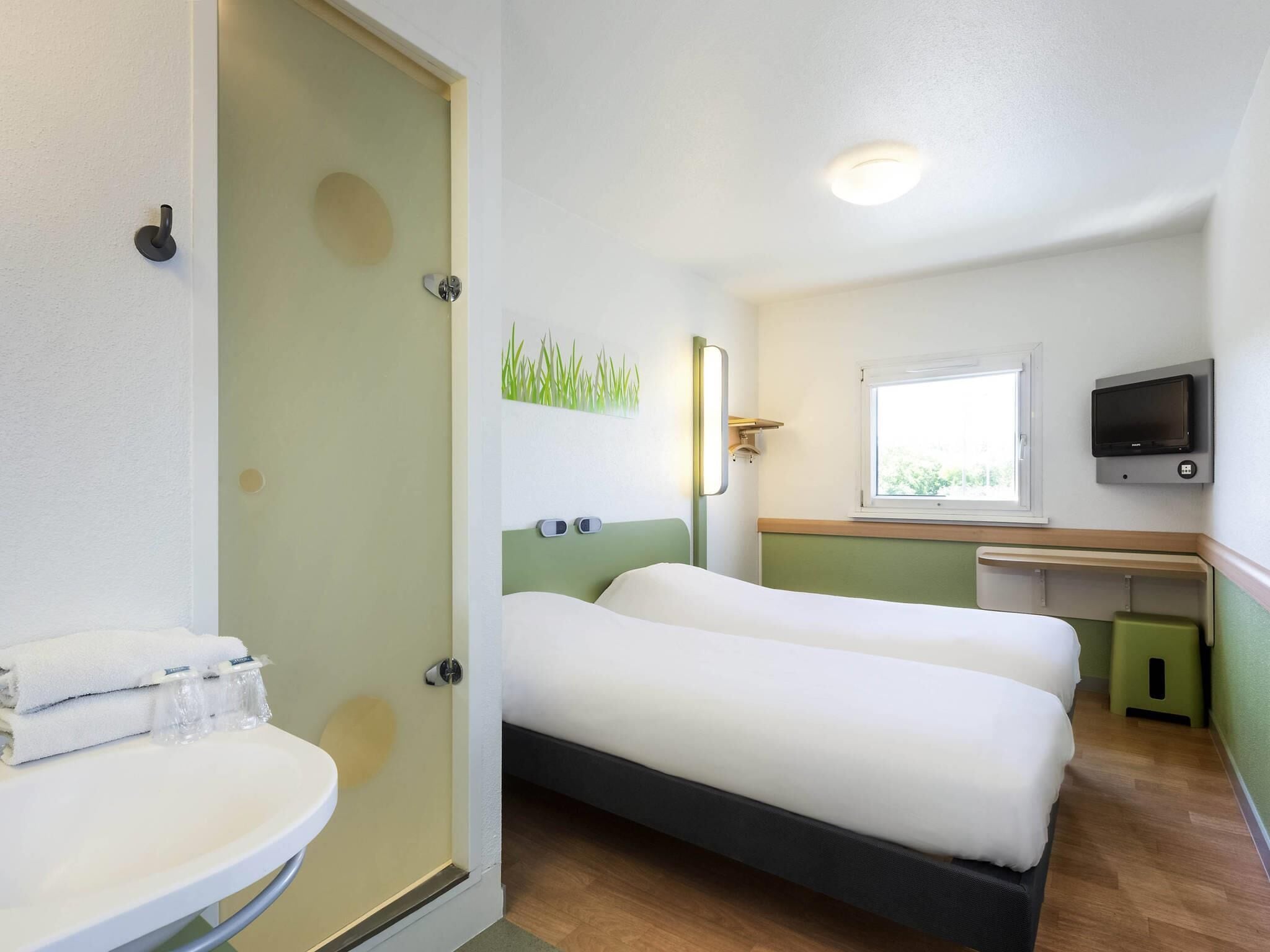 Chambre avec lits jumeaux, 2 lits une place | Bureau, chambres insonorisées, Wi-Fi gratuit, draps fournis