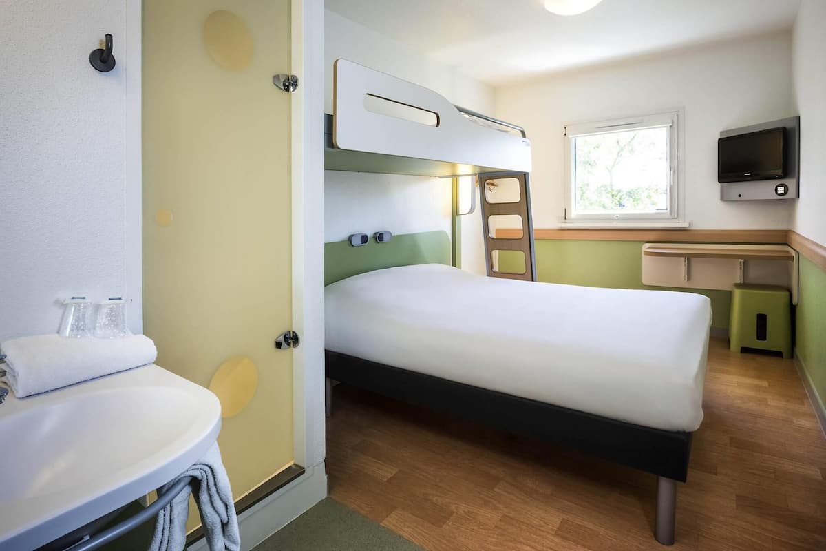 Habitación triple, varias camas | Escritorio, insonorización, wifi gratis y ropa de cama