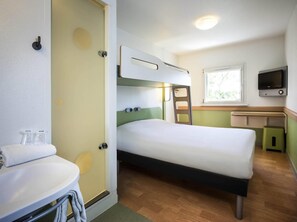 Dreibettzimmer, Mehrere Betten | Schreibtisch, schallisolierte Zimmer, kostenloses WLAN, Bettwäsche