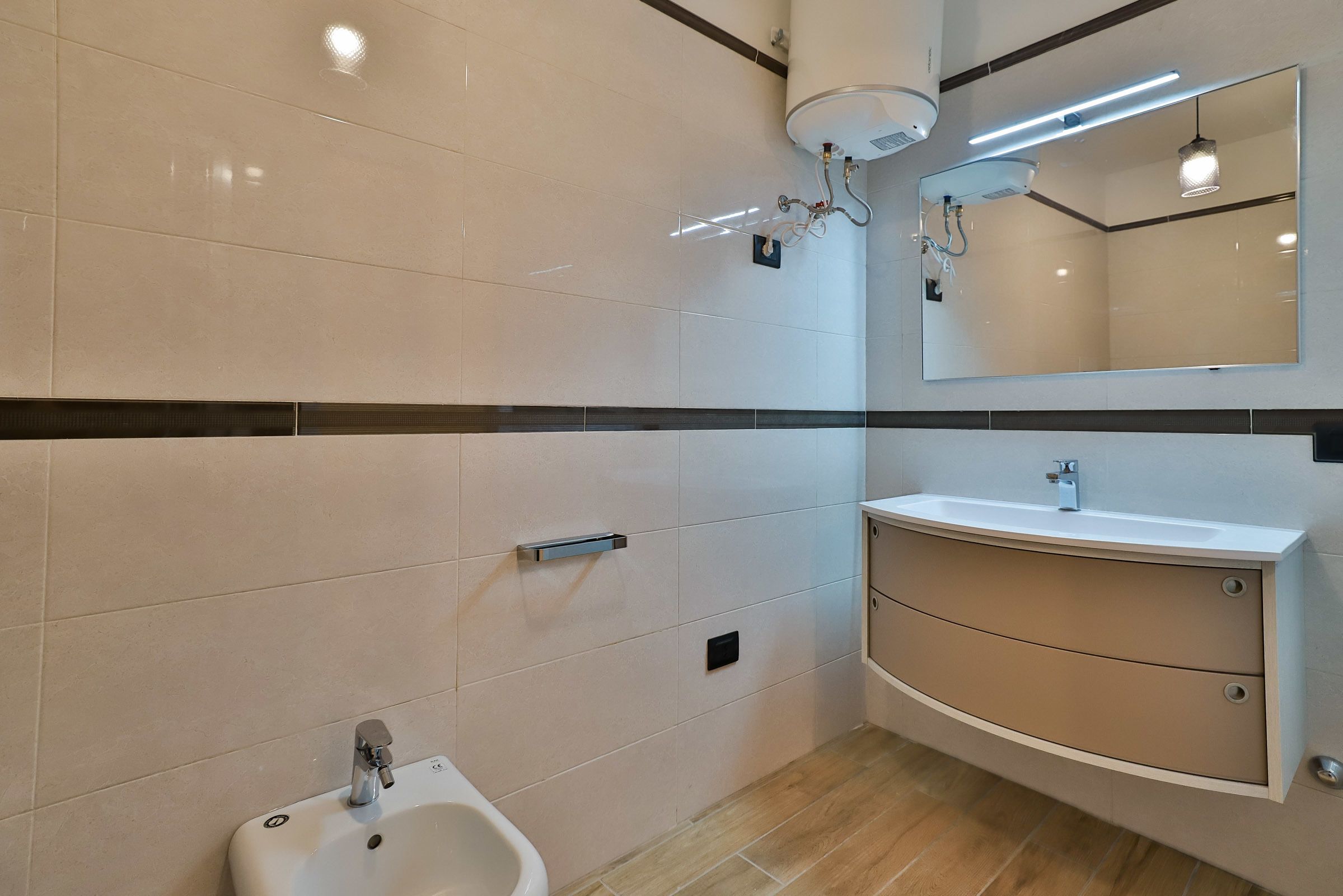 Duplex | Banheiro | Chuveiro, chuveiro com efeito de chuva, secador de cabelo, bidê