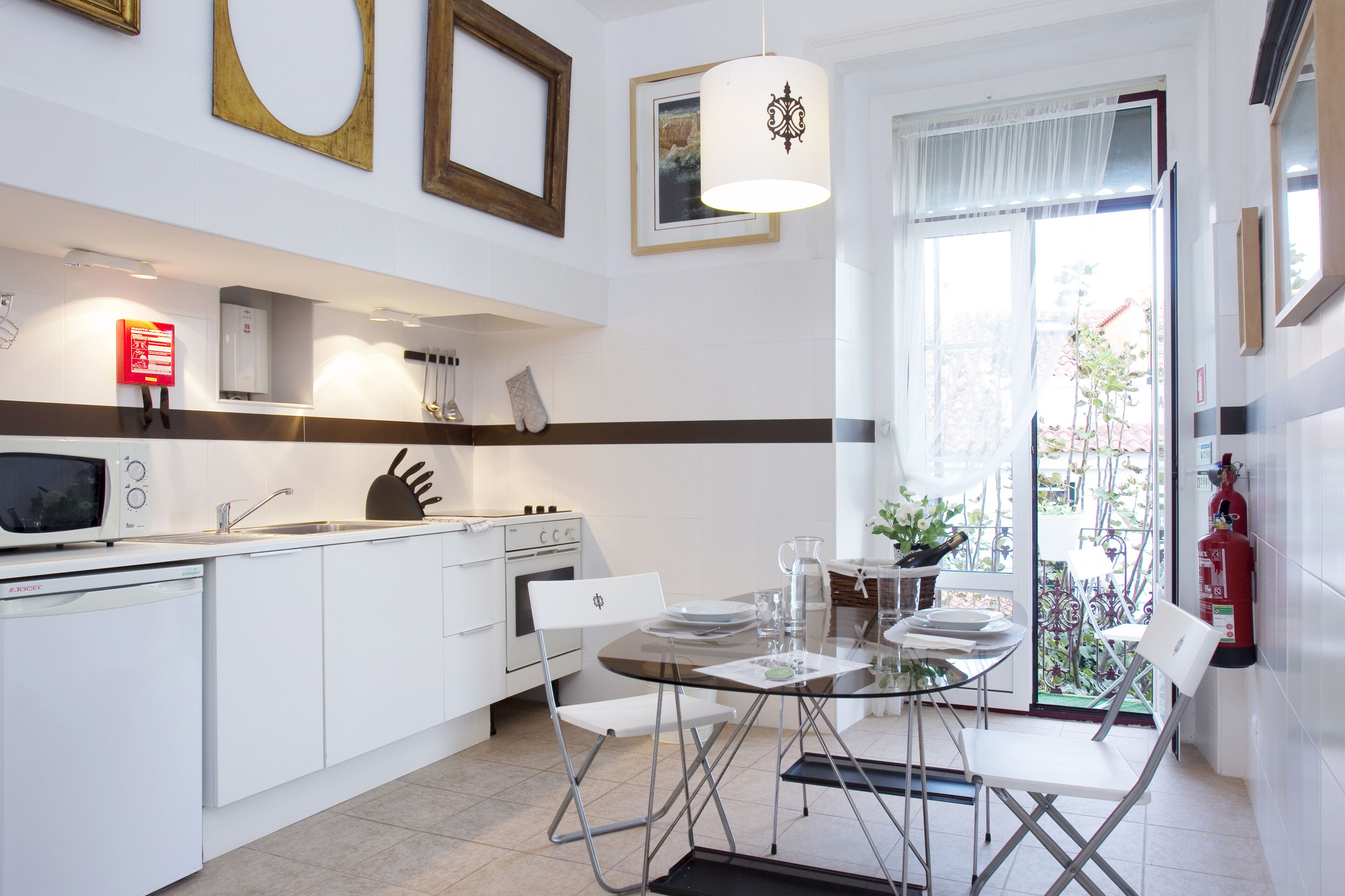 Appartement, 2 slaapkamers, balkon, uitzicht op tuin | Privékeuken | Een koffiezetapparaat/waterkoker, een koelkast/vriezer, een magnetron