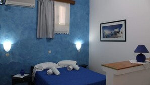 Economy Double Room | In-room safe, soundproofing, iron/ironing board (on request) - The Greek Islands (Santorini)