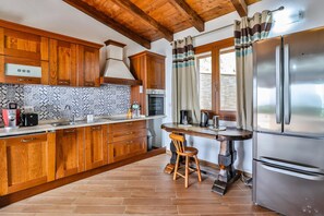 Villa, 5 hálószobával | Privát konyha | Nagyméretű hűtő/fagyasztó, főzőlap és főzőedények/tányérok/evőeszközök