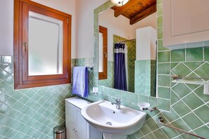 Ducha, cabezal de ducha tipo lluvia, toallas