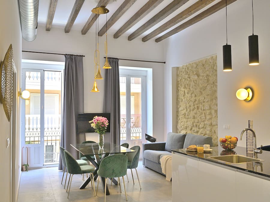 Leilighet – superior, 2 soverom, balkong | Oppholdsområde | Smart-TV