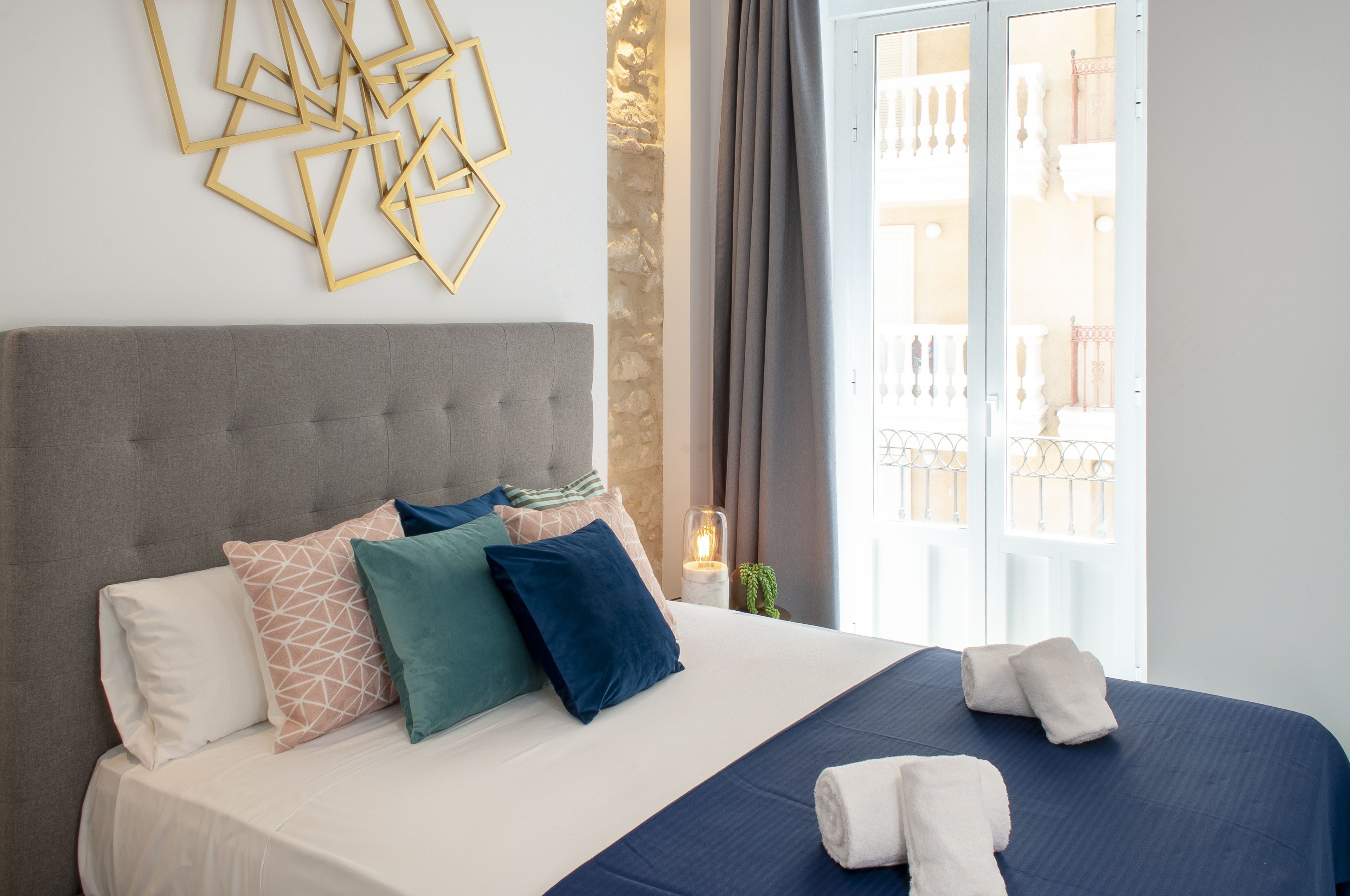 Tabla de planchar con plancha, wifi gratis y ropa de cama 