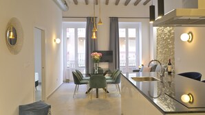 Een moderne keuken met een eetgedeelte, een inbouwfornuis en een groot raam.