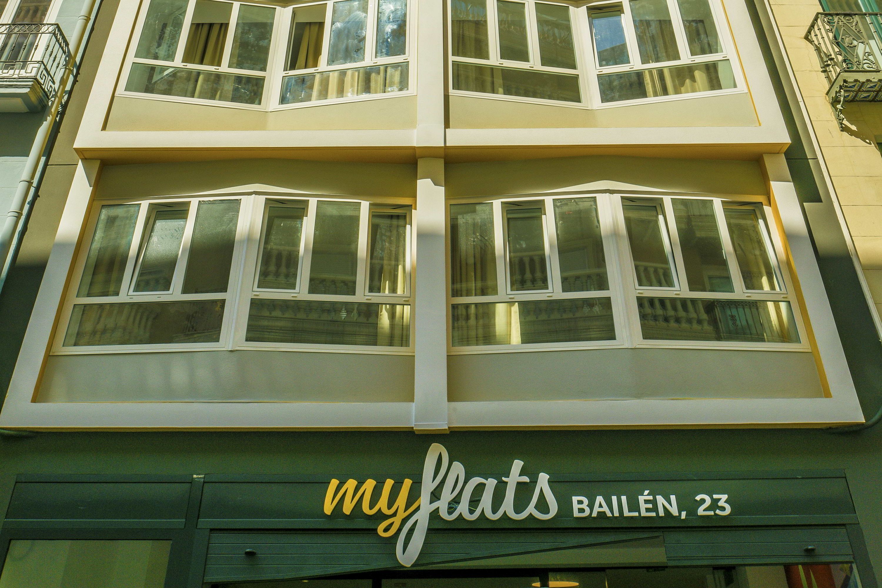 Un edificio con escaparate que indica 