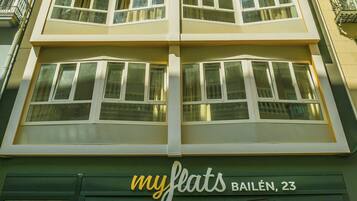 Un edificio con escaparate que indica