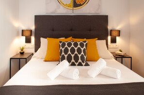 Deluxe appartement, 2 slaapkamers | Een strijkplank/strijkijzer, gratis wifi, beddengoed