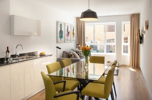 Deluxe Apartment, 2 Bedrooms | Dining room