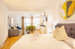 Tabla de planchar con plancha, wifi gratis y ropa de cama 