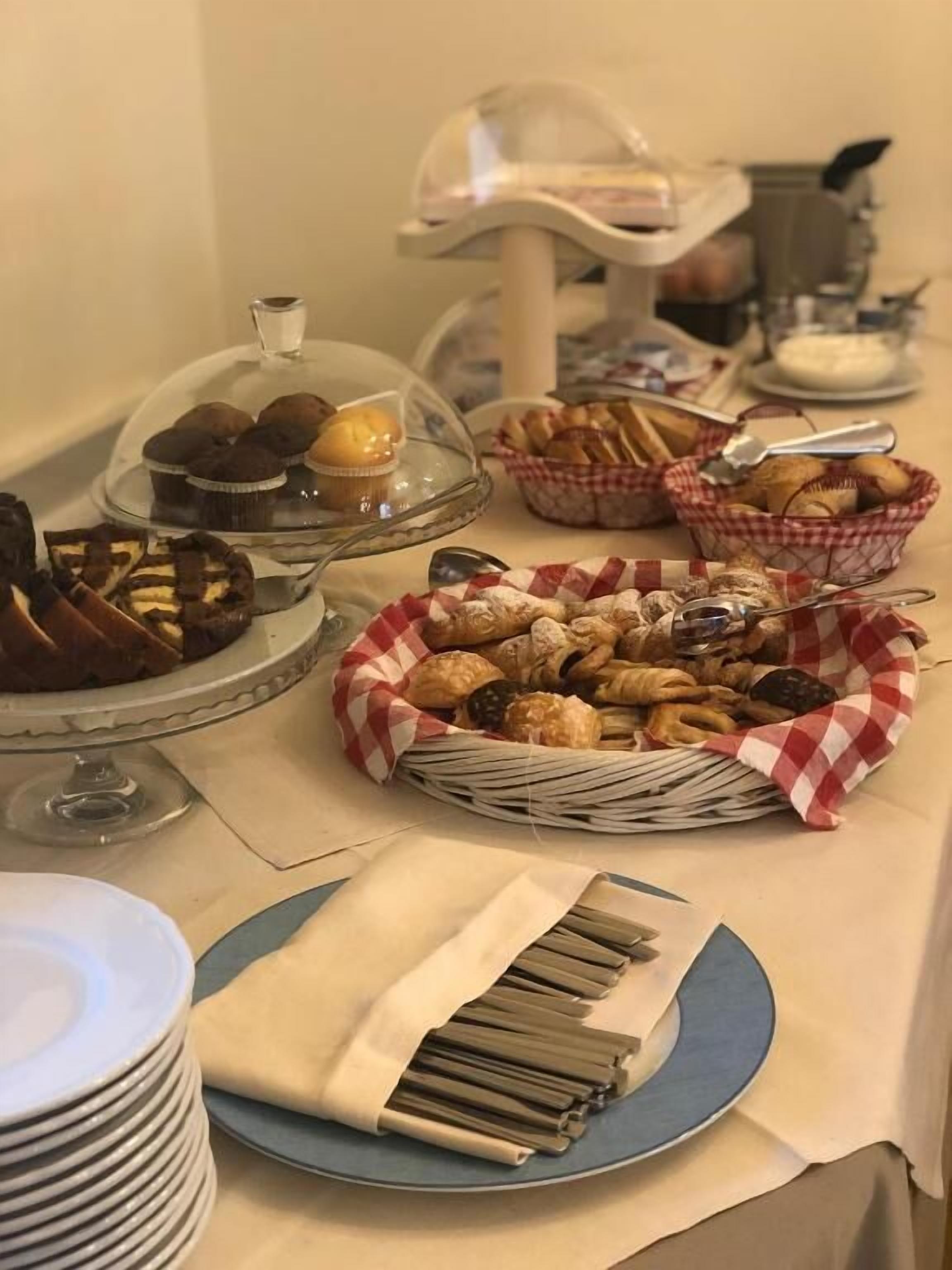 Ein Buffet mit verschiedenen Backwaren und Gebäck.