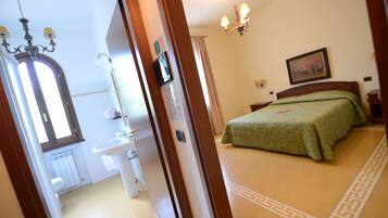 Camera doppia | Minibar, una cassaforte in camera, una scrivania, ferro/asse da stiro