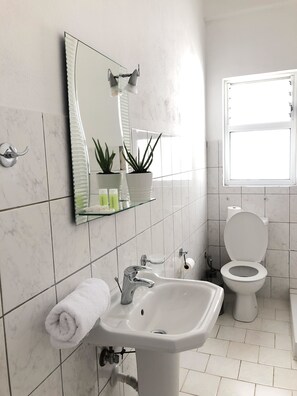 Dreibettzimmer, Küche | Badezimmer