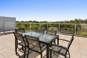 Outdoor dining - 3 Bedroom Luxury Beach House (Sunshine Coast)