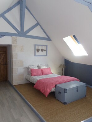 Individually decorated, individually furnished, desk, blackout drapes - Chambres d'Hotes du Guillot (Sainte-Solange)