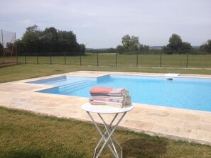 Seasonal outdoor pool, pool loungers - Chambres d'Hotes du Guillot (Sainte-Solange)