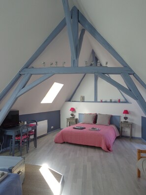 بديكورات فريدة لكل غرفة وطراز فريد لكل وحدة ومكتب وستائر تعتيم